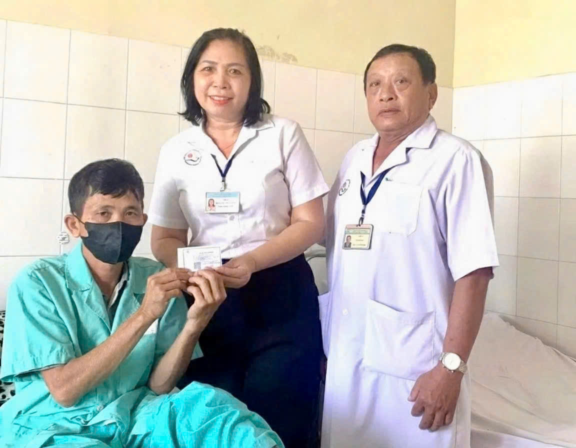 Bệnh viện Đa khoa Khánh Hòa trao tặng thẻ bảo hiểm y tế cho người bệnh có hoàn cảnh khó khăn